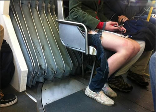 公交车上的风景人物gif搞笑图片