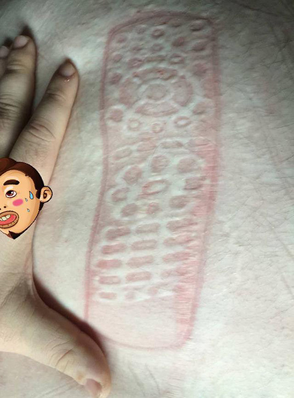 一开始以为是猪皮上的盖章，最后才知道是睡沙发一晚，印在肚子上了人物gif搞笑图片