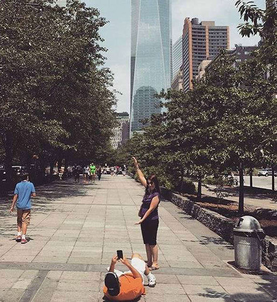 为了把女朋友拍的伟岸一些，什么姿势男人都可以做人物gif搞笑图片