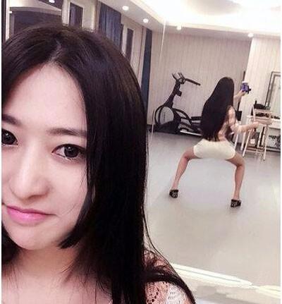 妹子，你不知道后面的镜子在暴露你吗人物gif搞笑图片