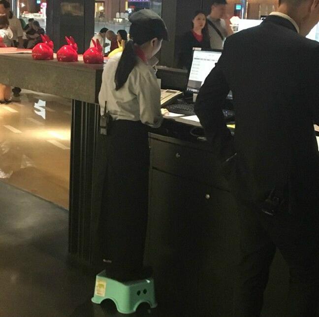 收银员妹子，莫名感觉好萌人物gif搞笑图片