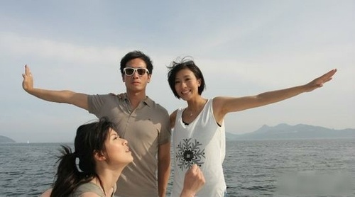 嘿嘿！！美女你抢镜成功啦！！庆祝吧！！人物gif搞笑图片