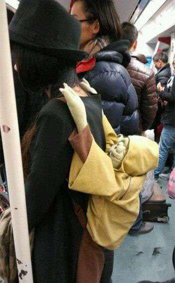 公交看见一妞，瞬间吓一跳人物gif搞笑图片