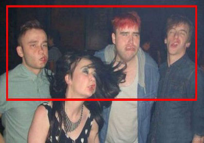 照相时候，来了一阵妖风人物gif搞笑图片