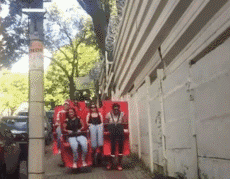 没钱坐过山车，只好这么玩了人物gif搞笑图片