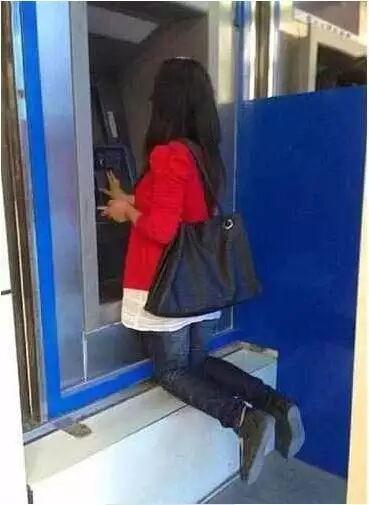 解锁取钱新姿势人物gif搞笑图片