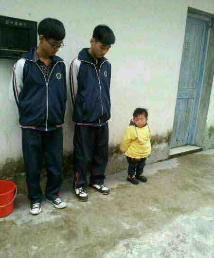 三个罚站的，两个因为睡觉，一个因为不睡觉！人物gif搞笑图片