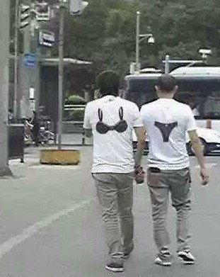 两位蕾丝男人物gif搞笑图片