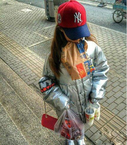 对于吃货来说，拿这些东西简直是小意思人物gif搞笑图片