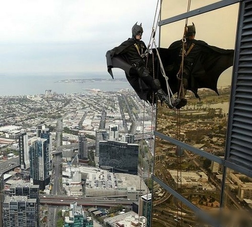 蝙蝠侠也干兼职了人物gif搞笑图片