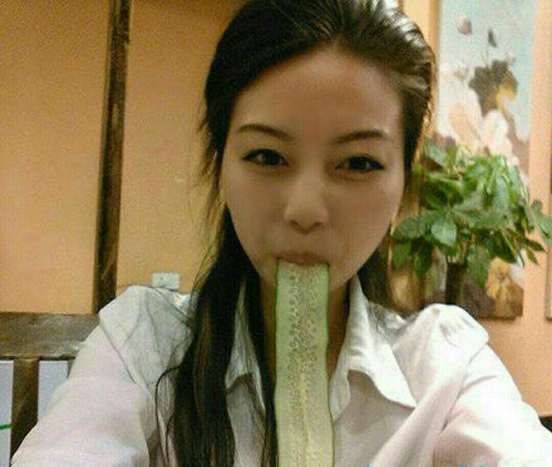 放开那个黄瓜人物gif搞笑图片