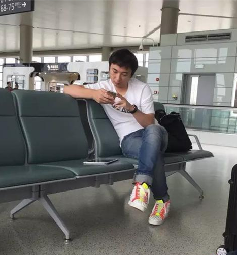 昨天遇到一个80后，说自己亿万富翁，住豪宅，跑车无数，他真会吹人物gif搞笑图片