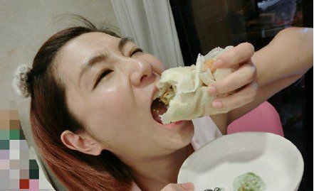 一看这个吃相就知道是个豪爽的女汉子了，不解释人物gif搞笑图片