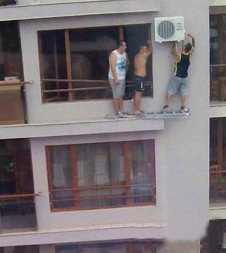 用生命在安装空调的帅哥师傅们人物gif搞笑图片