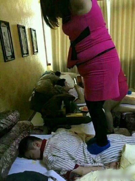 自己叫的大保健，含着泪也要做完人物gif搞笑图片