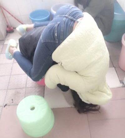 厕所也能玩这么嗨人物gif搞笑图片