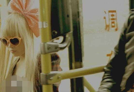 空调车上惊现雷迪嘎嘎人物gif搞笑图片