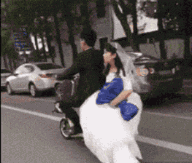 哥们你新娘都被震掉了，被别人捡走了吗人物gif搞笑图片