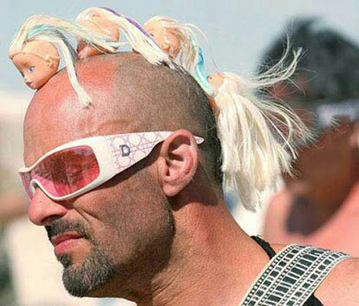 从来没见过这么爱芭比娃娃的汉子人物gif搞笑图片