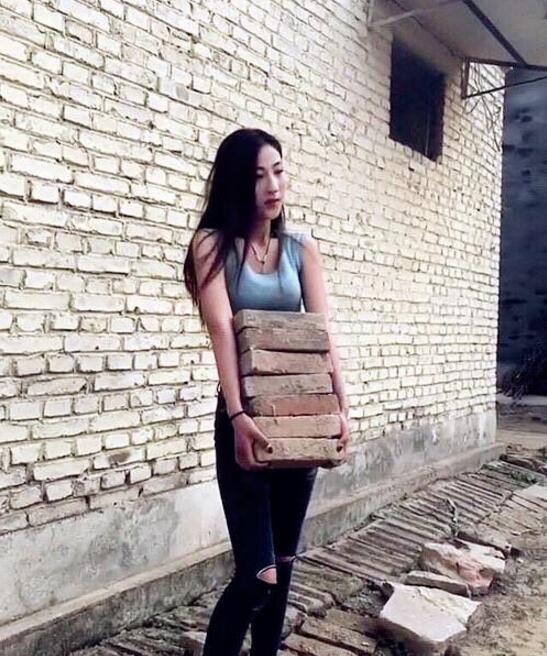 女友暑假回老家搬砖人物gif搞笑图片