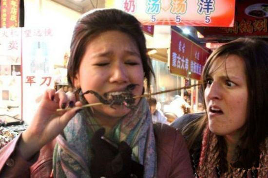 夜市上吃了个蝎子，女伴的表情亮了人物gif搞笑图片
