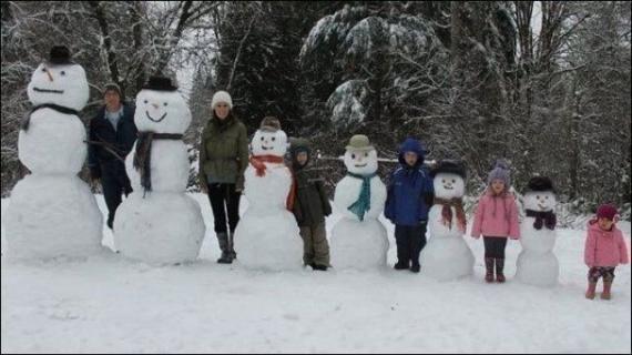 雪娃一家VS真人一家人物gif搞笑图片