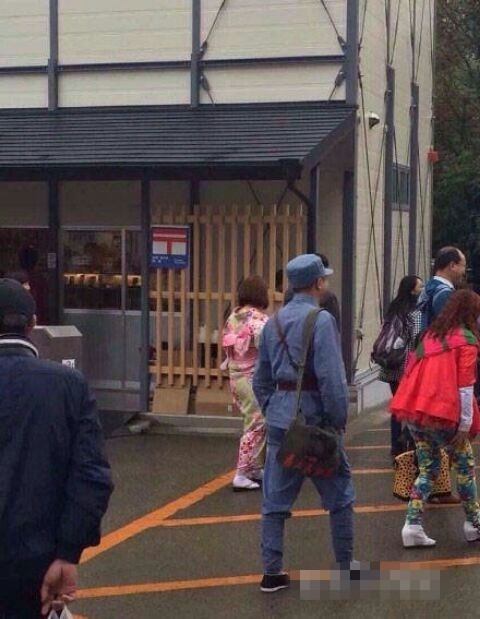 在围脖看到这个我也是醉了，穿成这样去日本旅游，这哥真不是一般的任性啊人物gif搞笑图片