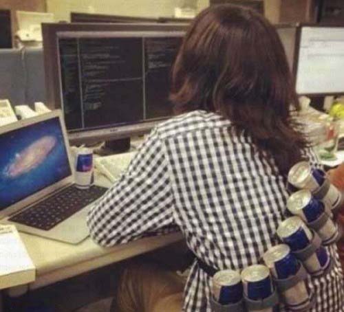 全副武装的程序员，一看就是加班的命啊！~人物gif搞笑图片