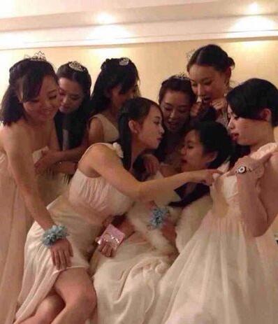 这帮没节操的伴娘团人物gif搞笑图片