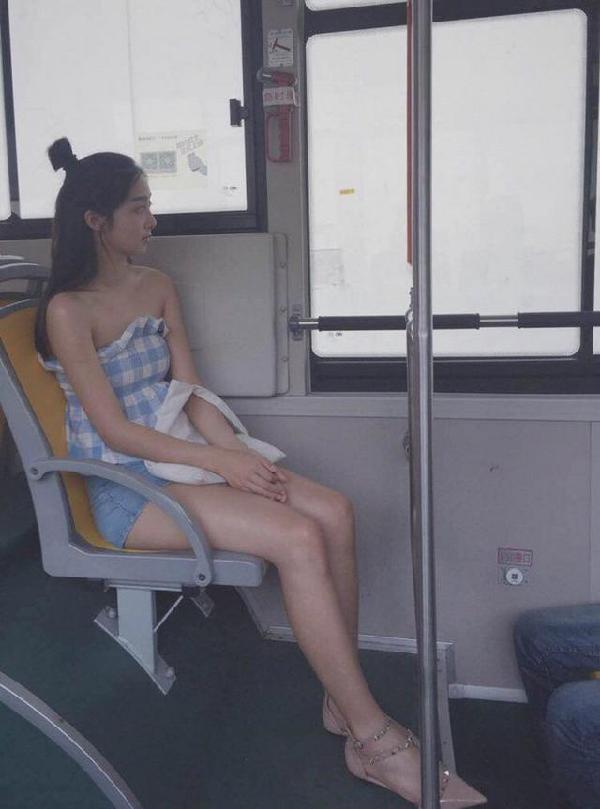 妹子，你穿成这样出门，不怕衣服会掉下来吗？人物gif搞笑图片