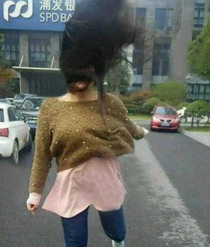 一定要拍到我飘逸的秀发呦人物gif搞笑图片