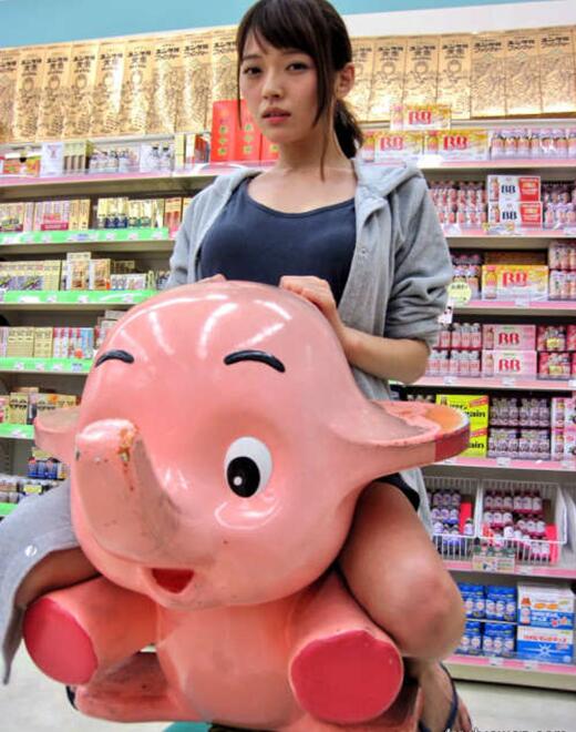 这么大了还玩这个人物gif搞笑图片