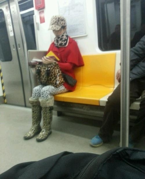 姑娘，你穿的这么吊，你家豹先生知道吗？人物gif搞笑图片