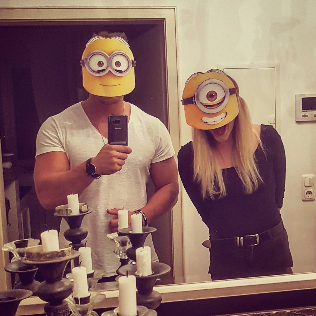 这对情侣好亮啊人物gif搞笑图片