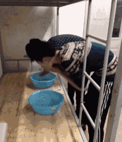 大学的傻B室友，你想了吗人物gif搞笑图片