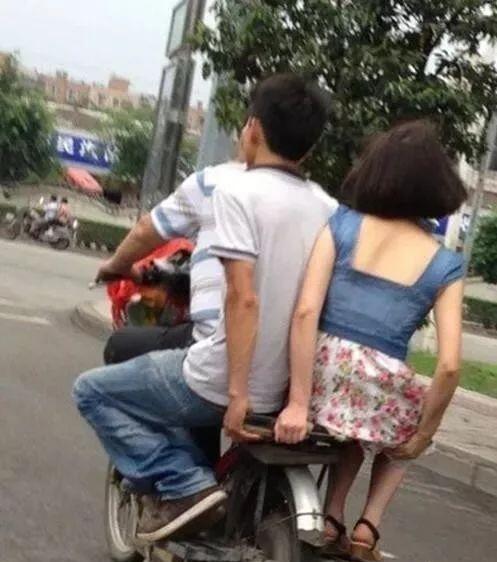 小心别把妹子挤下去啊人物gif搞笑图片