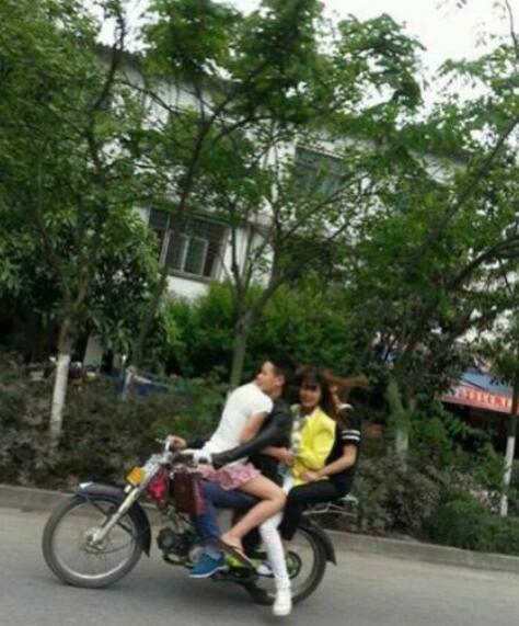 这样骑车载人是什么节奏？人物gif搞笑图片