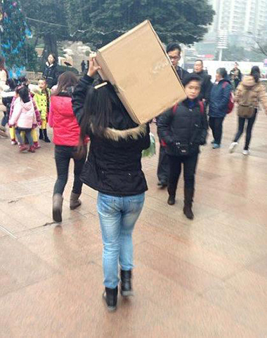 在街上实拍一个女汉子人物gif搞笑图片