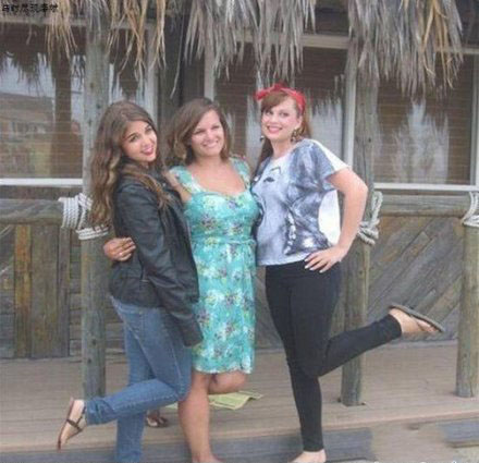 这不会是巧合吧？右边的T恤亮了人物gif搞笑图片