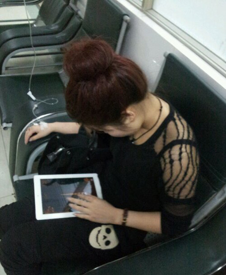 二货妹子不容易啊！人物gif搞笑图片