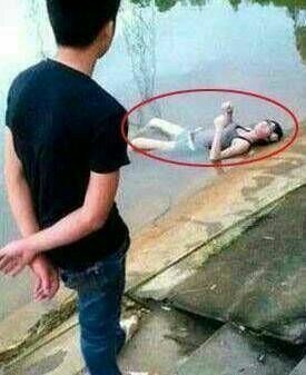 骚年，带女朋友出来游泳啊？人物gif搞笑图片