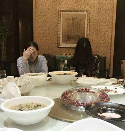 左边的说：心好累，她又变身了了人物gif搞笑图片