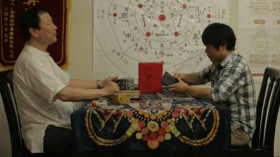 小伙子，大师收钱就是俗了，你直接放进功德箱里吧人物gif搞笑图片