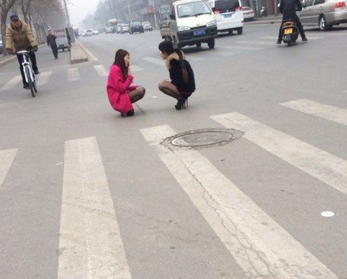 这俩姑娘是不是蛇精病啊人物gif搞笑图片