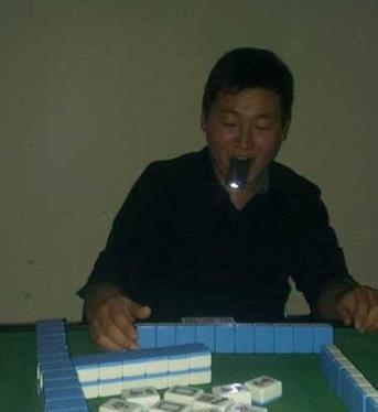 大哥，你这样一直咬着很容易流口水的人物gif搞笑图片