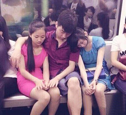 别误会，她们两个是我表妹人物gif搞笑图片