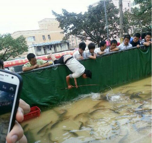 哥们，钓鱼而已，你玩什么命人物gif搞笑图片