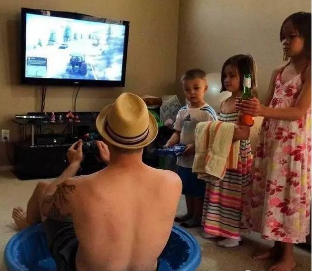 游戏玩的好，就是这待遇人物gif搞笑图片