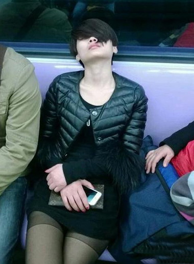 神秘美女豪迈睡相人物gif搞笑图片