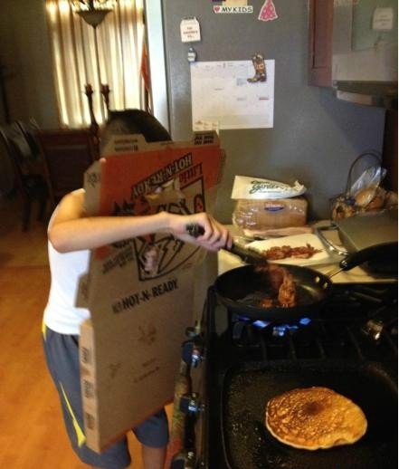 屌丝，就不能找个围裙吗人物gif搞笑图片